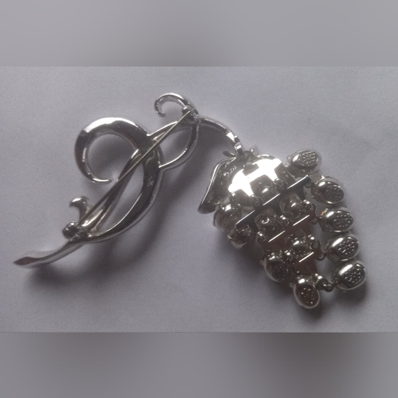 Trifari Alfred Phillipe Pat. 160,967   Dangle Grape Cluster Brooch 1950 - Picture 8 of 12